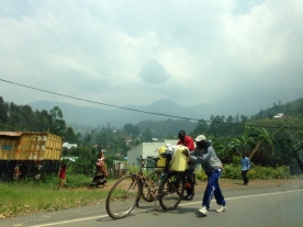 På enväxlade cyklar transporterar rwandierna tunga lass med varor.